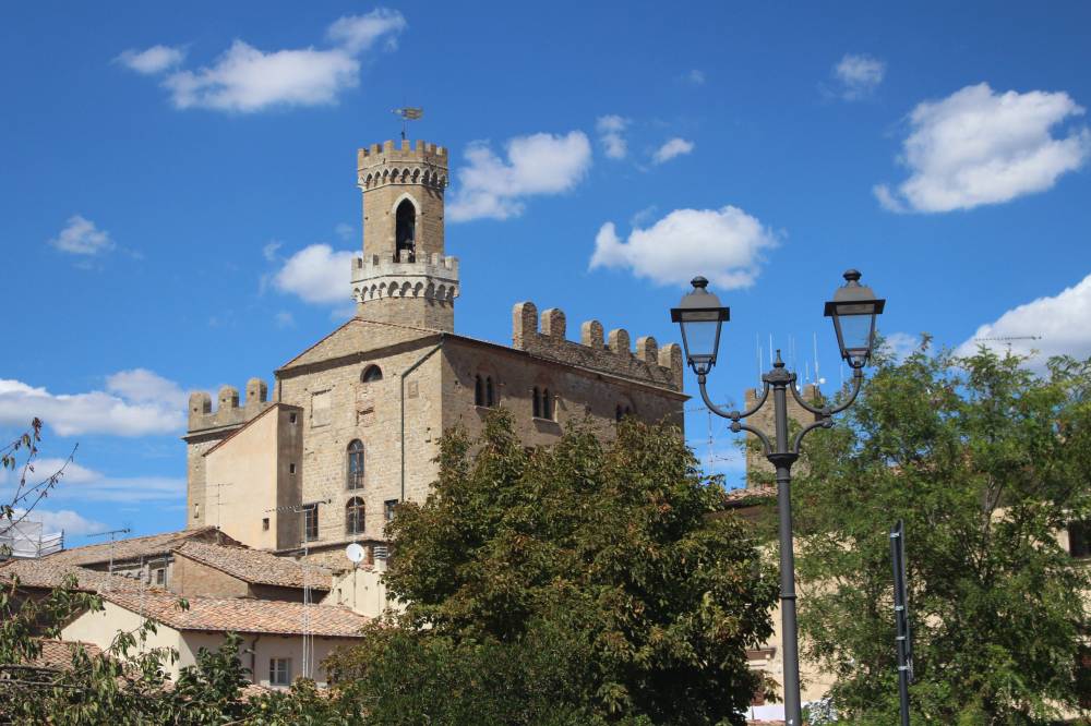 Palazzo dei Priori visto dal negozio ALI di P.zza Martiri